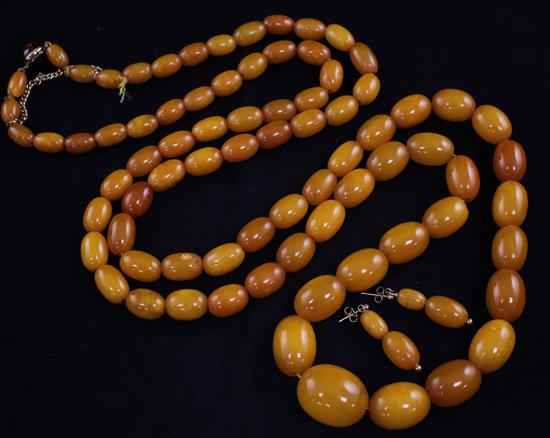 A single strand graduated oval amber bead necklace, 1.5in.